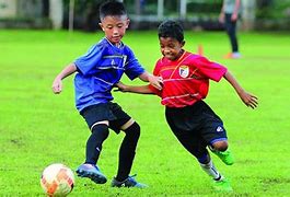 Gambar Orang Lagi Bermain Sepak Bola